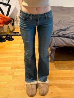 Superlow Boot jeans Levis - Säljer dessa lågmidjade bootcut jeans från Levis. Storlek W26 L30, midjemått: 35 cm och innerbenslängd: 80 cm. Jag är 168 cm för referens, de är lite korta för mig. Endast använd fåtal gånger och i super fint skick. 580 kr + frakt! Vid fler frågor, etc skriv privat 🙌🏼🍋‍🟩🙏🏼✌🏼💐🏄🏽‍♀️