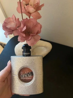YSL Black Opium Glitter - Black Opium Glitter från Yves Saint Laurent. Parfymen är söt, feminin, och har noter av vanilj. Doften håller sig länge. Flaskan innehåller 90 ml Eau de Parfum. Jag köpte den på kicks för 2125kr, säljer då det inte är en parfym som passar mig. Tyvärr har jag slängt kartongen. Bara att skriva vid fler frågor☺️ Priset kan diskuteras💞