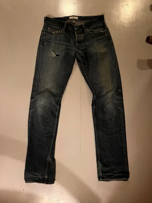 Stone Island svarta jeans straight fit - Säljer ett par feta blå jeans från Stone Island. Jeansen har en snygg Wash med snygga slitningar. Storlek W31 L34