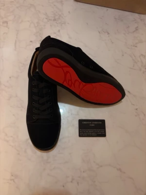 Christian Louboutin svarta  - Säljer ett par svarta Christian Louboutin, helt nya och oanvända. Priest kan diskuteras.