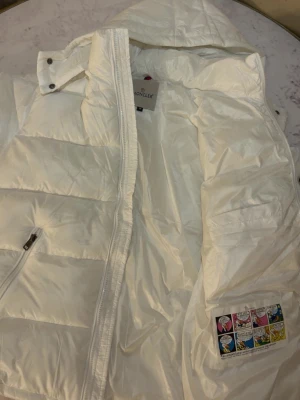 Vit Moncler Maya - Säljer Moncler maya/vit, helt ny och oanvänd jacka. Priset kan diskuteras.