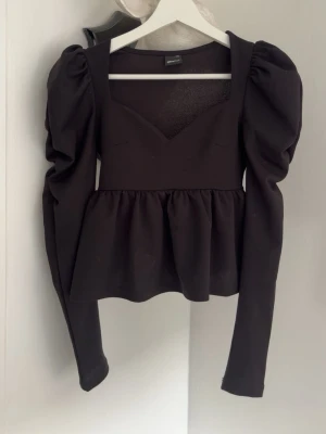 Svart blus - Supersöt tröja som tyvärr är för liten för mig😊