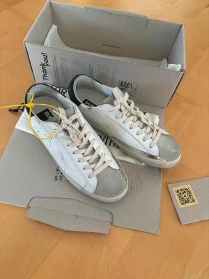 Sprillans nya Golden goose superstar - Populära Golden goose superstar i storlek 40 med mocka cap toe! Att köpa dessa är som att köpa direkt från butik, tagen är kvar och allt og fås med. Sprillans nya inte ens testade! Orderbekräftelse finns och skit sköna på! Tveka inte vid minsta fråga eller fundering🤩