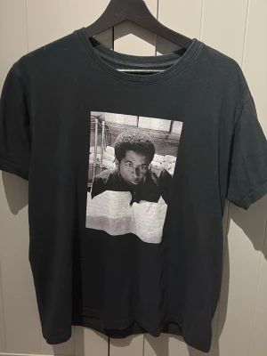 T- shirt med tryck - Limited edition t shirt med tryck. Hör av er vid frågor!