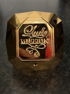 Lady Million parfym Paco rabanne  - Snygg och ikonisk Lady Million från Paco Rabanne i en guldig, diamantformad flaska. Sparsamt använd 