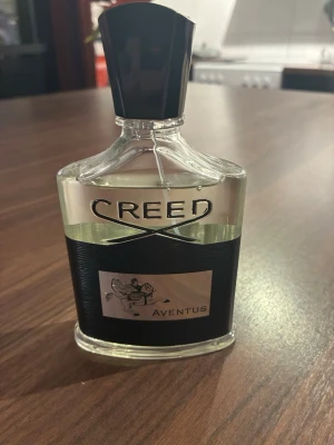 Creed Aventus parfym - Nypris: 3700+Kr. Helt full Creed Aventus, endast testsprayad. Observera att den är en så kallad fabriksdefekt, vilket innebär att något gått fel i produktionen och säljs därför separat till ett billigare pris, i detta fallet är det etiketten som sitter lite snett (syns på bild 3) Känn dig fri att komma med prisförslag!