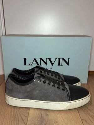 Lanvin skor - Riktigt feta lanvins i storlek 42, de är gråa och väldigt bra skick. Inga defekter, kommer endast med låda. Hör av er vid frågor 🙌