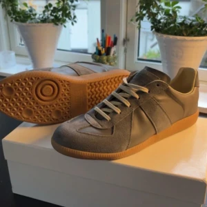 Helt nya Maison Margiela Gats - Helt nya gråa Gats, skriv för mer mer info.                     Skokartong ingår.                                                          Innersula 29 cm.                                                              0bs lnte 0rglnaI