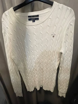 Mysig tröja från GANT - Säljer denna superfina tröja från GANT i färgen vit. Tröjan är gjord i bomull och därför också mysig och varm, perfekt för vintern, våren eller hösten! Denna tröjas nypris ligger runt 1600kr, i och med att den har använts säljer jag den för 800kr istället🤗 Jag fick den för ett litet tag sedan av en släkting men jag har knappt använt den då den är lite stor för mig. Så även om den säljs i befintligt skick är den i väldigt bra skick. Hör av dig vid intresse😊