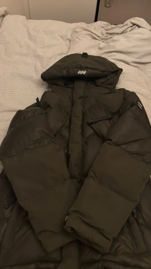 Mörkgrön/gråish pufferjacka Mountain Works - Säljer denna jacka från Mountain Works som aldrig är använd. Storlek M, finns i storlek S på min sida om den ej är såld. Pris går att diskutera vid snabb affär💗