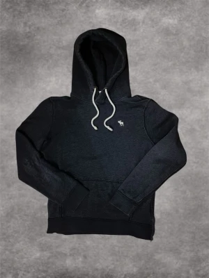 Abercrombie & Fitch hoodie - Fin marinblå hoodie från Abercrombie & Fitch i storlek S, mycket bra skick. Kontakta för fler frågor 