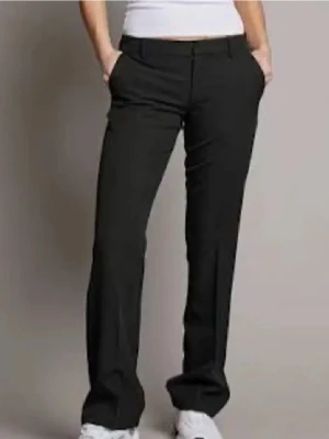 Svarta bootcut kostymbyxor Bikbok - Snygga svarta kostymbyxor från Bikbok med bootcut-snitt och låg midja. Byxorna har fickor fram och är gjorda i ett mjukt material som ger en clean och stilren look. De är använda men fortfarande i bra skick. Säljer då de blivit för stora. Hör av er vid fler frågor💗