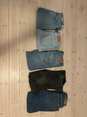 Fem par jeans  - Kontakta mig för pris mm! Skriv så kan jag skicka bild på. Storleken med på dom