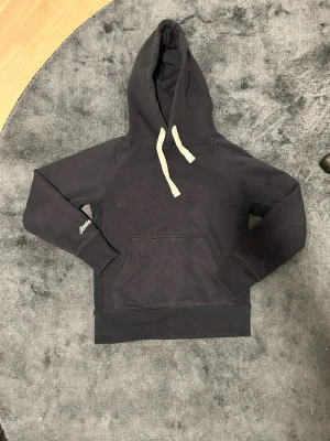 Mörkblå russedress hoodie - Snygg hoodie för ett väldigt bra pris, inte använd så mycket 