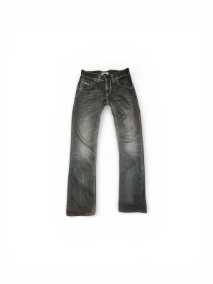 Levi's 511 - Säljer ett par mörkgrå Levi's 511 jeans med nice wash.