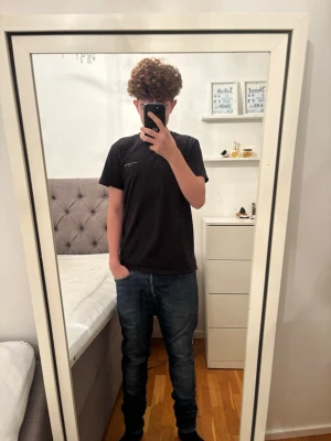 Mörkblå sköna H&M jeans  - Säljer ett par mörkblå skinny jeans med klassisk femficksdesign och lätt slitna detaljer på låren. Jeansen har normal passform upptill och smalnar av längs benen. Väldigt bekväma och sitter som regular fit 