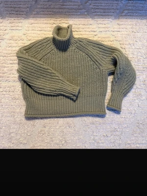 Grön ribbstickad polotröja - Säljer min tröja från hm i storlek s