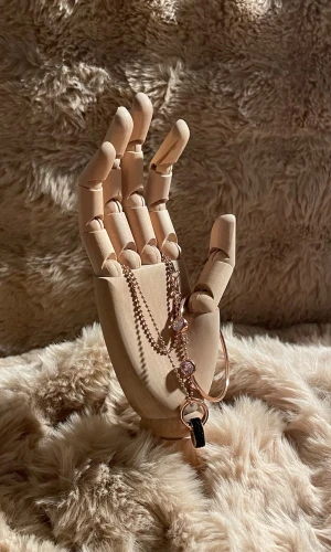 Armband + Halsband i Rosé Guld - Extremt fina smycken i rosé guld plätering. Säljer båda som bundle! Halsbandet är från Lucardi och är 46 cm långt. Armbandet är från Gigi Jewels och har en diameter på 7 cm, dock kan det justeras. Mycket bra skick då jag knappt använt!