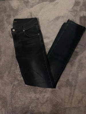 Nudie jeans (lean dean) - Säljer dessa extremt snygga nudie jeansen i storlek 27/32. Jag skulle säga att dem passar dig runt 170-175 beroende på hur du vill ha dem. Dessa jeans är extremt snygga till den kalla vintern med den svarta färgen. Dem har inga defekter och är i toppskick. Hör av er vid minsta fundering eller fråga!❄️