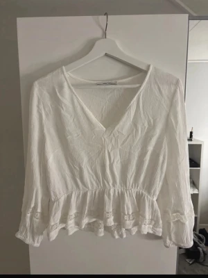 Vit blus  - Säljer min vita blus med volang 