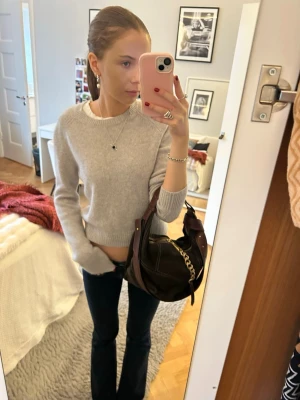 Grå Kashmir tröja from future - grå tröja från from future i 100% Kashmir🩷 i nyskick, inte noppig alls🫶🏻 köpt på from futures hemsida för 2500kr💕