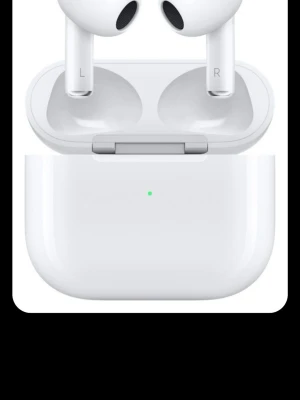 AirPods 3 - Apple AirPods 3 med trådlöst laddningsetui. Snygg och kompakt design, utmärkt ljudkvalitet och lång batteritid. Perfekt för musik, samtal och träning. Ser ut att vara i mycket gott skick utan synligt slitage. ÄKTA HAR KVITTO