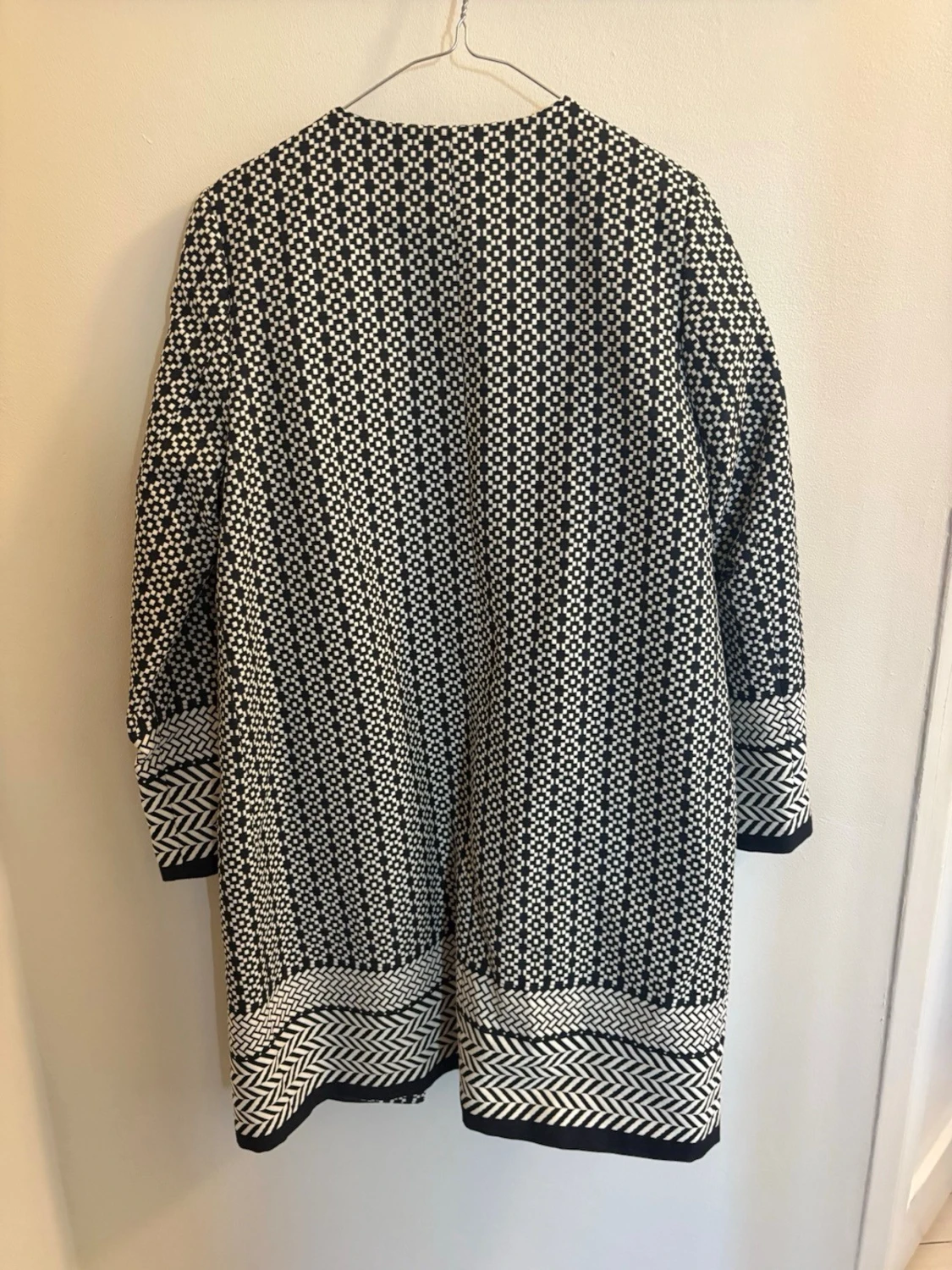 Svartvit mönstrad rock från KappAhl - 3