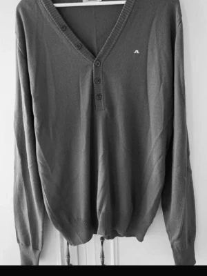 Grå stickad tröja från J.Lindeberg - Sparsamt använd, så i nyskick 