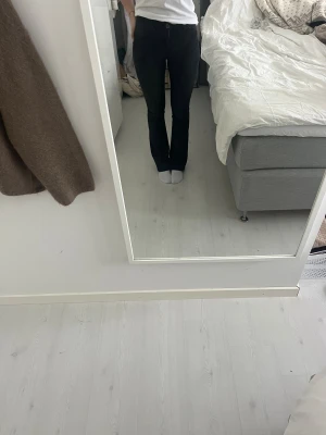 Bootcut jeans  - Vanliga svarta bootcut jeans. De är stretchiga och mid waist. Midja: 34cm, innerben:77cm😊