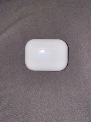 AirPods Pro (2nd generation) - Säljer ett par Apple AirPods Pro (2nd gen) i nytt fint skick. Komplett med originalförpackning, laddningsetui, laddkabel och öronproppar. Aktiv brusreducering och transparensläge. Inga  repor eller skador, fungerar perfekt.