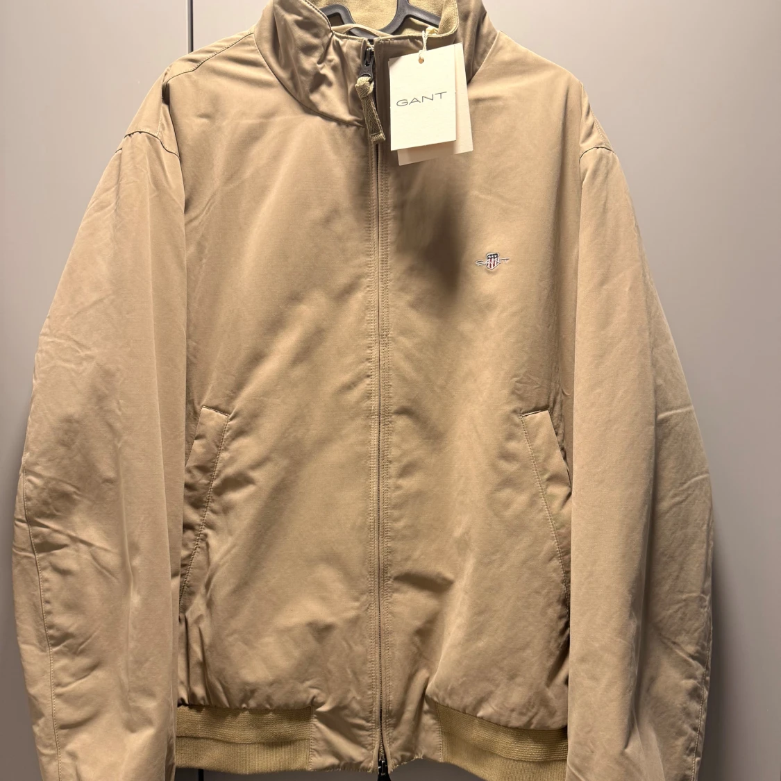 Beige vadderad jacka från GANT