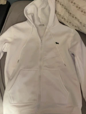 Lacoste zip hoodie - En helt ny Lacoste zip hoodie. Storlek: S men passar även M utmärkt