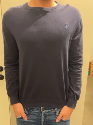 Mörkblå Ralph ulltröja - Tja! Säljer denna ulltröja från Ralph lauren. Storlek S. Nypris 1499kr. Modellen är 181cm och väger 70kg