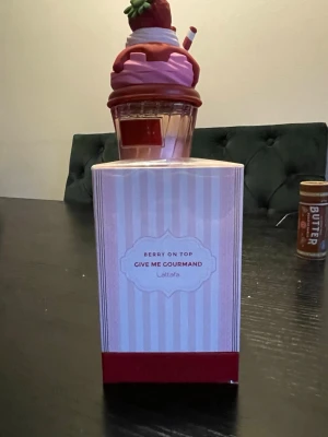 Berry On Top parfym - Snygg parfym med lekfull design och färgglad förpackning. Perfekt för dig som gillar söta och kreativa detaljer. Namnet 'Give Me Gourmand' och 'Berry On Top' ger en hint om en godis-inspirerad vibe. Gör din doftsamling extra unik!