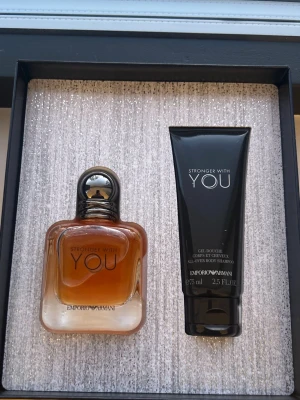Stronger With You - Snygg presentbox med Emporio Armani Stronger With You parfym och matchande all-over body shampoo (75 ml). Perfekt för dig som vill ha en stilren och modern doftupplevelse.
