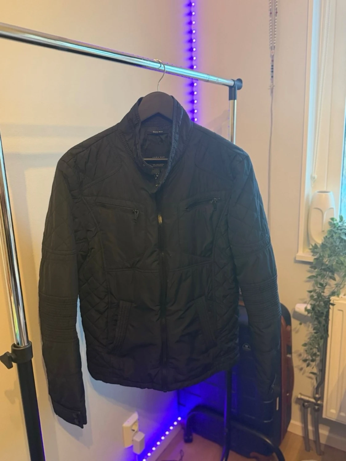 Svart quiltad jacka från Zara Man