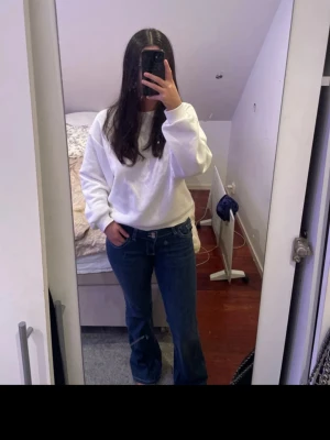 Blå bootcut jeans från Nelly - Säljer ett par snygga blå bootcut jeans från Nelly.  Superbekväma och är använda fåtal gånger.