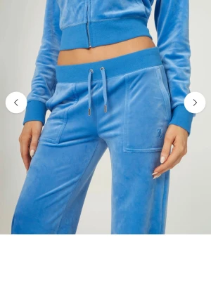 Ljusblåa juicycouture byxor  - Säljer ett par blåa juicy byxor som jag fick i julklapp och va fel storlek . De hade gått för lång tid att skicka tillbaka dem. Lappen finns kvar och dem ligger fortfarande i plastförpackningen💕 pris går att diskuteras