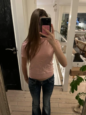 Rosa & vit svart randig kortärmad tröja - Säljer två stycken tunna kortärmade stickade tröjor, en rosa och en vit med svarta ränder. Säljer båda för 500 kronor, om man vill köpa bara än av dem säljer jag för 300 och då är det bara att skriva ❣️❣️