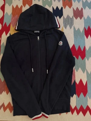 Moncler hoddie storlek s  - Snygg hoddie i storlek s