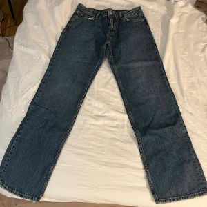 Gina tricot mörkblå jeans straight fit - Mörkblå Gina tricot jeans med rak passform. Jeansen har normal midja. Perfekta för en avslappnad och tidlös look.