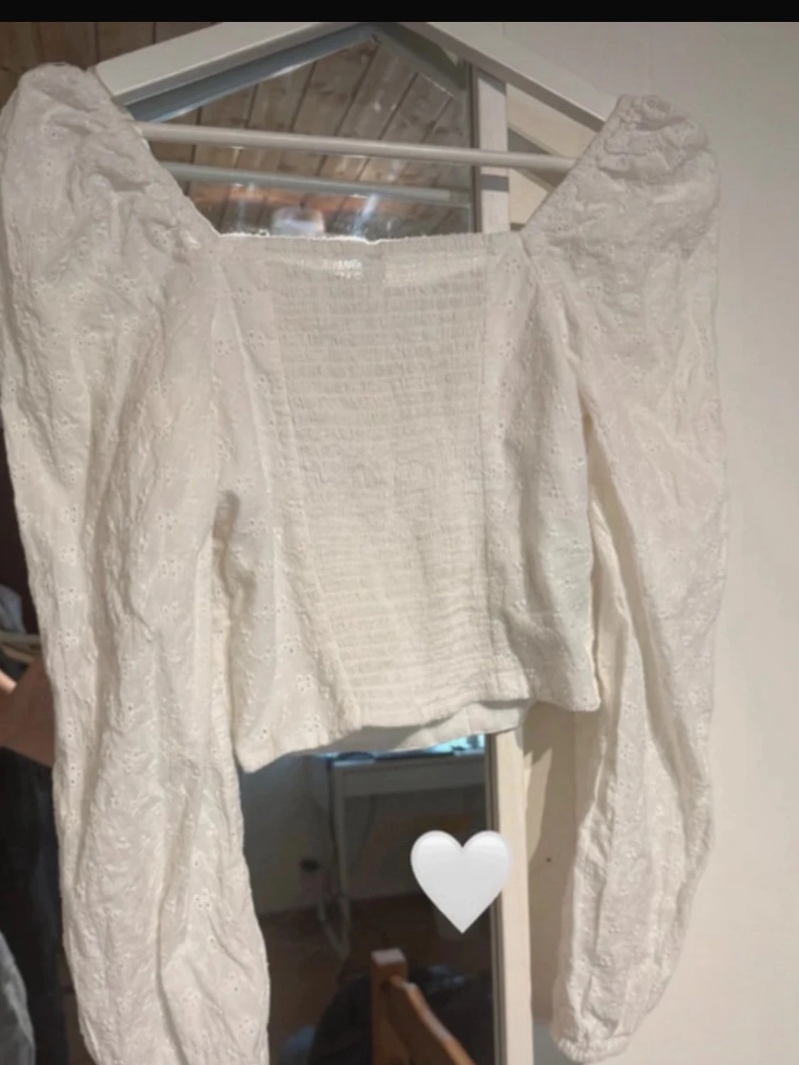 Vit broderad blus med puffärm - 4