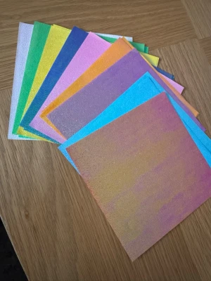 19st glittriga papper - 1st rött, 2st ljusblå, 2st lila,2st orange, 1st rosa, 5st mörkblå, 2st gula , 2st gröna och 2 st vita. Tror dom är 15*15 . Har 4 lika dana annonser ute . Man kan köpa allt för 60kr . Skriv i såna fall så ligger ja ihop alla till 1 annons 