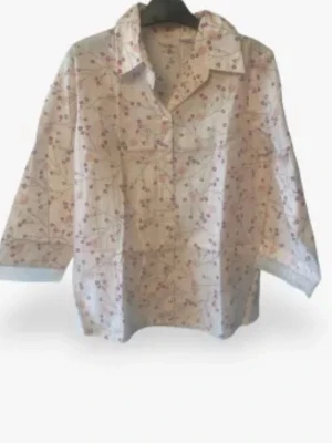 Calvin Klein skjorta blus blommig  - Söt skjorta från Calvin Klein i storlek S med blommigt mönster i rosa och persikotoner på ljus botten. Skjortan har trekvartsärm med spetsdetalj vid ärmslut och knäppning framtill. Tillverkad i mjuk bomull, perfekt för vår och sommar.