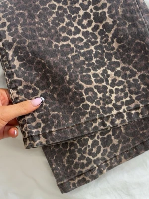 Leopardmönstrade bootcut jeans - Säljer ett par snygga bootcut jeans med leopardmönster i bruna och beige toner. Byxorna har låg midja och klassisk femficksmodell. Materialet är jeans med stretch för skön passform. Perfekta för dig som vill sticka ut lite extra. passar mej som är 163! men dom är lite långa🤎