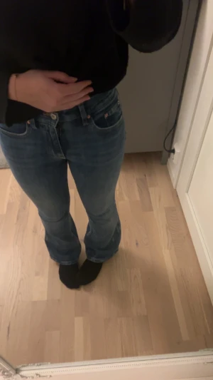 Blå bootcut jeans från Gina Tricot - Säljer ett par klassiska blå jeans från Gina Tricot med bootcut-modell. Storlek 34. Aldrig använda!!🫶🏼 Priset kan diskuteras