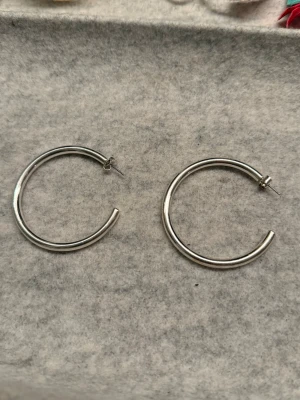 Silver hoops örhängen - Silvriga tjocka hoops örhängen