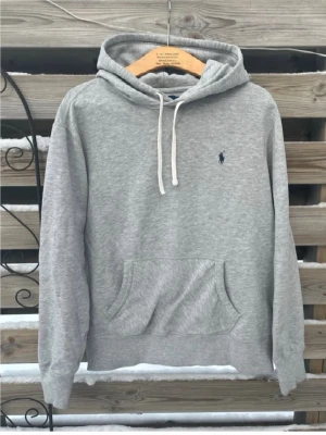 Ralph lauren hoodie - Hej!                                                                                            Säljer mina fina Ralph lauren hoodie då den har blivit för liten för mig. Den är i prima skick och otroligt skön att ha på sig. Självklart äkta (se scannern på sista bilden). Tveka inte med att höra av er! (Priset är fast!)