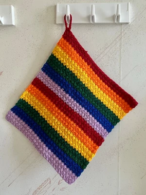 Virkad disktrasa / grytlapp/ tvättlapp i regnbågsfärger - Handvirkad disktrasa/ grytlapp/ tvättlapp i regnbågens alla färger. Virkad i 100 % bomull, bra för miljön, tvätta i maskin i 40 grader.  Storlek 22 X 20 cm 