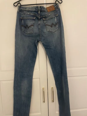 Low rise jeans  - Säljer ett par jeans från Levis i straight modell 🥰skulle rekommenda att göra om byxorna till ett par snygga jeans shorts till sommaren då dem är väldigt snygga upptill men straight modell i byx benen 🤍 w28 